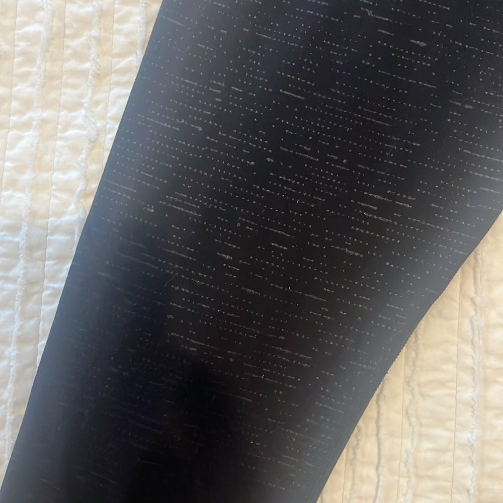 Align high rise 
Size 4 
25 inch inseam 
Black with an embossed dotted design - Picture 4 of 4